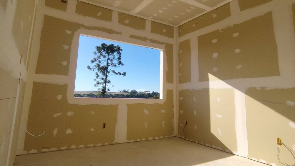 ambiente sendo construído e revestido com drywall