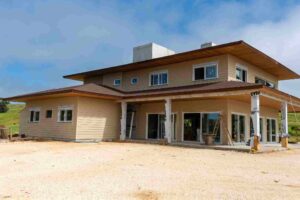 Fixação das placas de fechamento nas paredes de uma casa construída em Steel Frame.