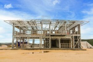 Montagem da estrutura de perfis de aço galvanizado de uma casa em Steel Frame.