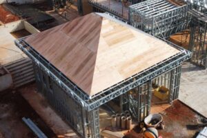 instalação de placas estruturais tipo OSB Smartply em telhado para sistema shingle