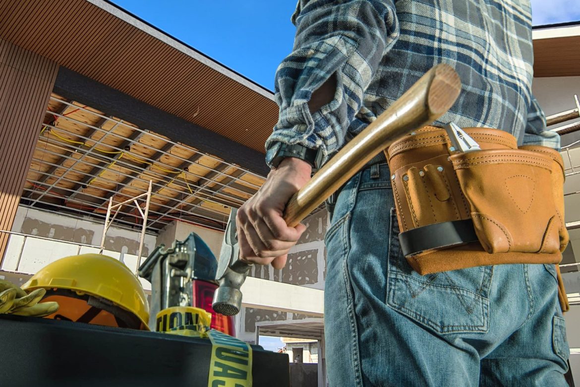 homem segurando martelo