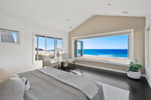 Esquadrias de PVC em hotel com grandes vãos e ampla entrada de luz natural em ambiente sofisticado