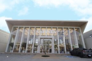 Esquadrias de PVC em ambiente comercial proporcionando conforto térmico e estética moderna