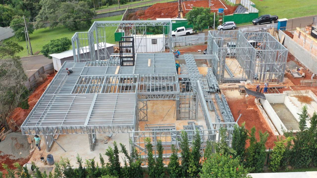 Construção de steel frame sustentável vista de cima
