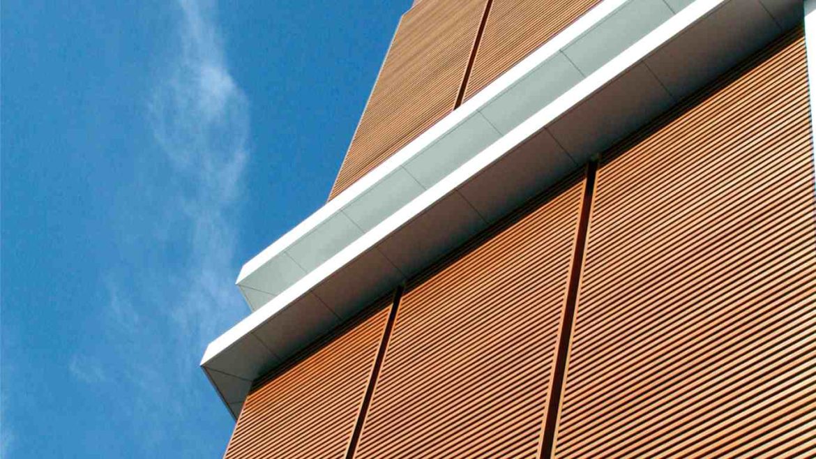 predio com fachada de brise