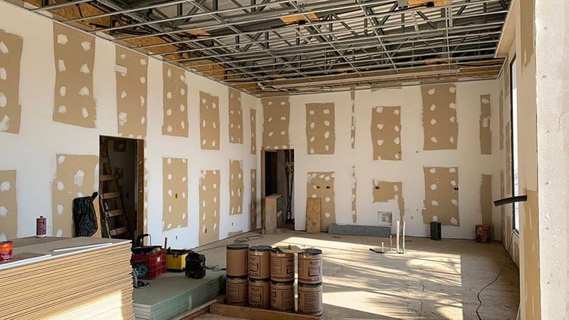 paredes de drywall sem acabamento em construção