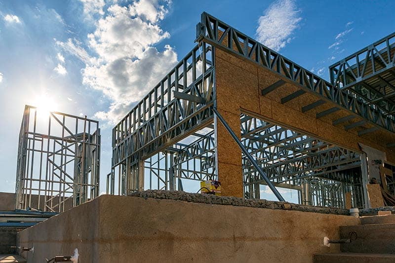 estrutura de casa em steel frame com algumas paredes em OSB