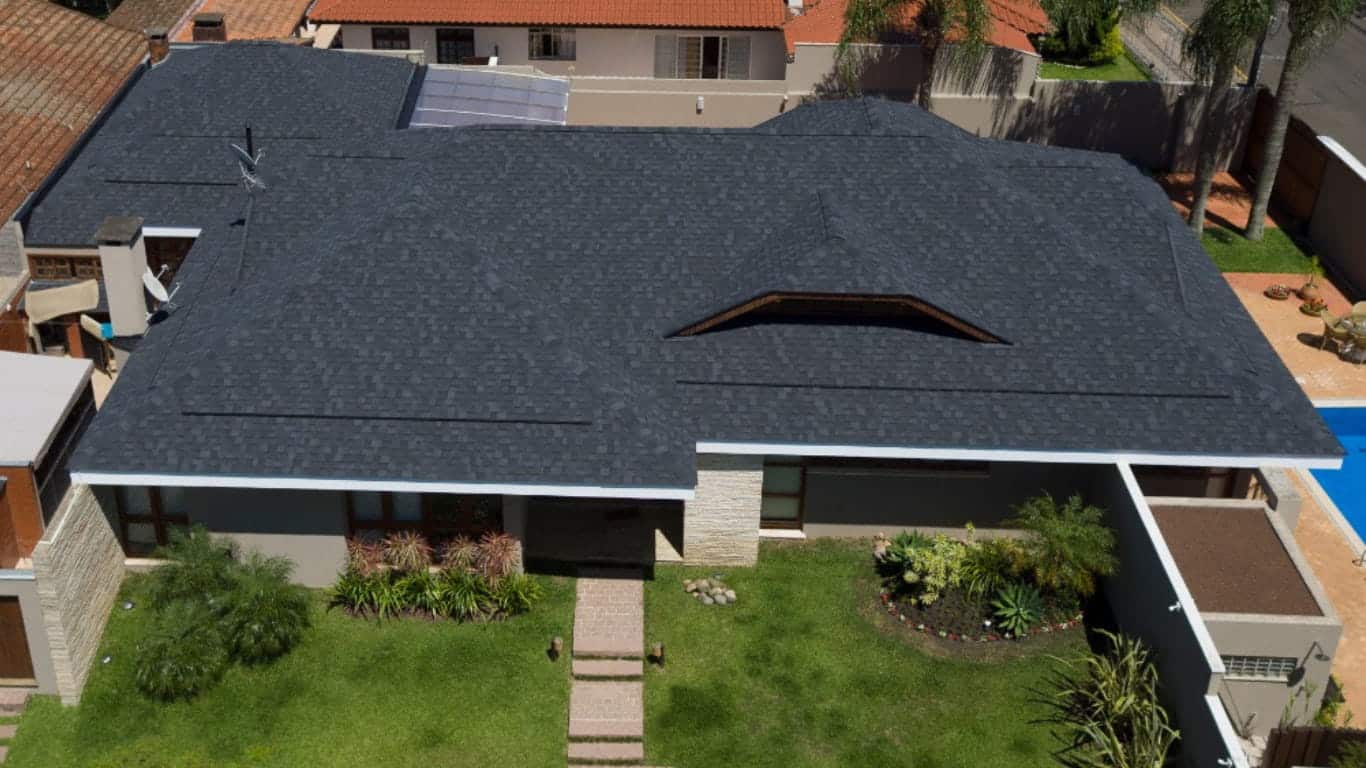 casa com telhado shingle ventilado