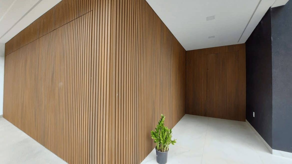 parede revestida com painel ripado