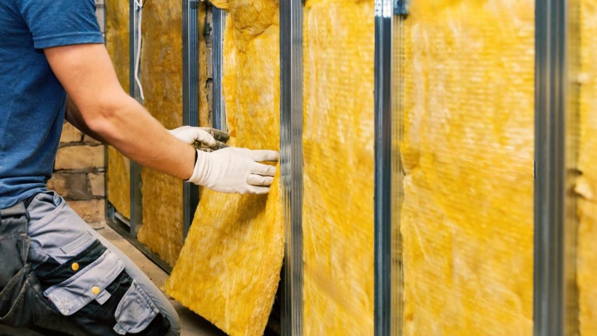 homem adicionando isolamento acústico em drywall