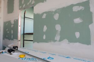 placa de gesso acartonado RU resistente à umidade utilizada em áreas úmidas