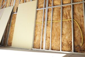 isolamento térmico em parede de drywall com lã mineral reduzindo a troca de calor