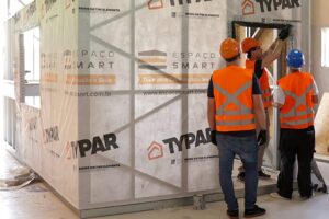 treinamento prático de steel framing com profissionais aprendendo montagem de estrutura metálica