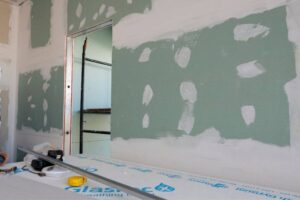 parede em drywall com estrutura metálica e placas de gesso acartonado em obra de construção a seco