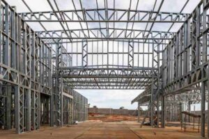 Estrutura de steel framing em obra de construção a seco com perfis de aço galvanizado