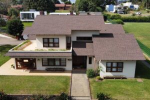 telhado residencial com telhas shingle instaladas