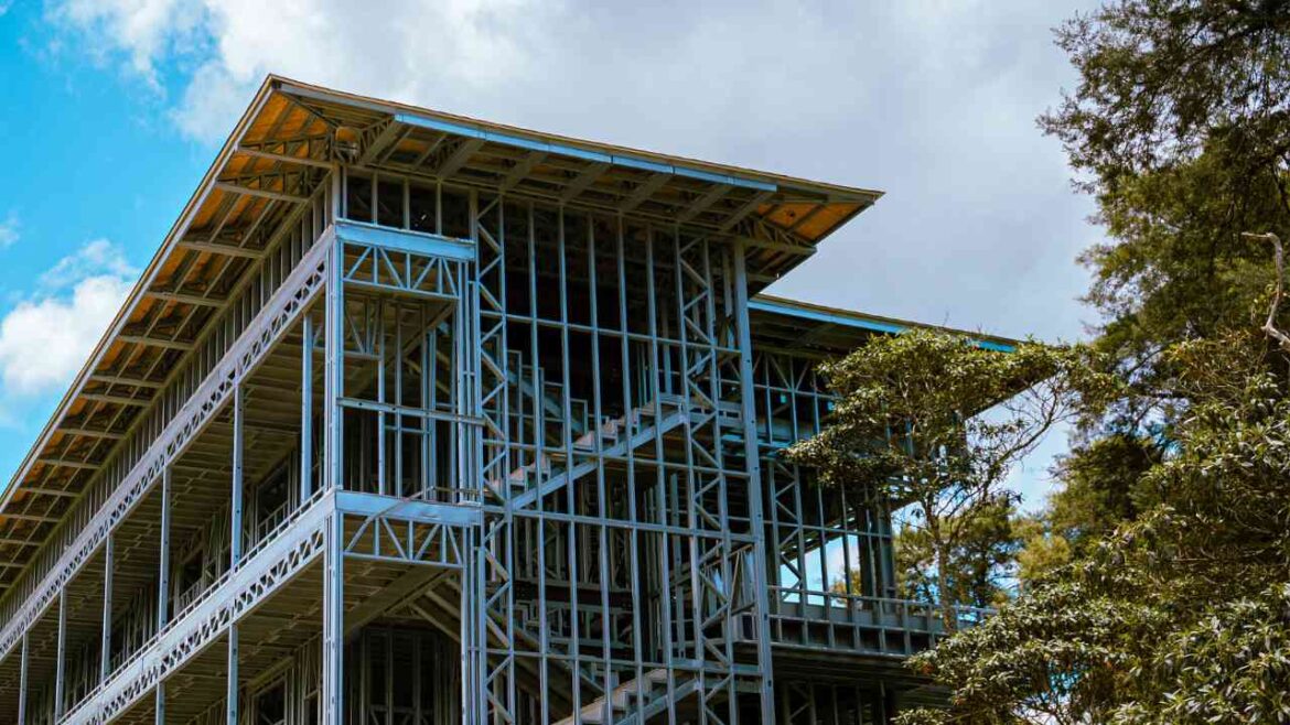 Sistema de construção a seco com estrutura steel frame em obra sustentável alinhada às práticas ESG.