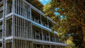 Detalhe de obra com sistema construtivo industrializado utilizado por empresas que buscam práticas sustentáveis.