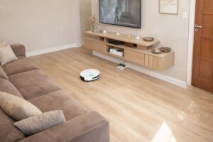 piso vinílico instalado em sala de estar moderna e bem iluminada