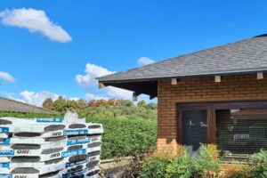 instalação de telhas shingle em cobertura residencial