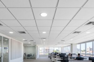 Forro modular lay-in com borda reta e perfil metálico aparente formando malha quadriculada