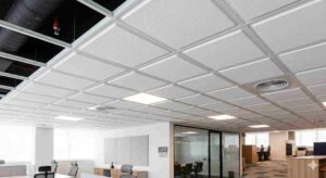 Forro modular tegular com borda rebaixada criando efeito de sombra e profundidade