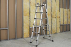 isolamento termoacústico em parede de drywall com lã de vidro instalada entre montantes metálicos