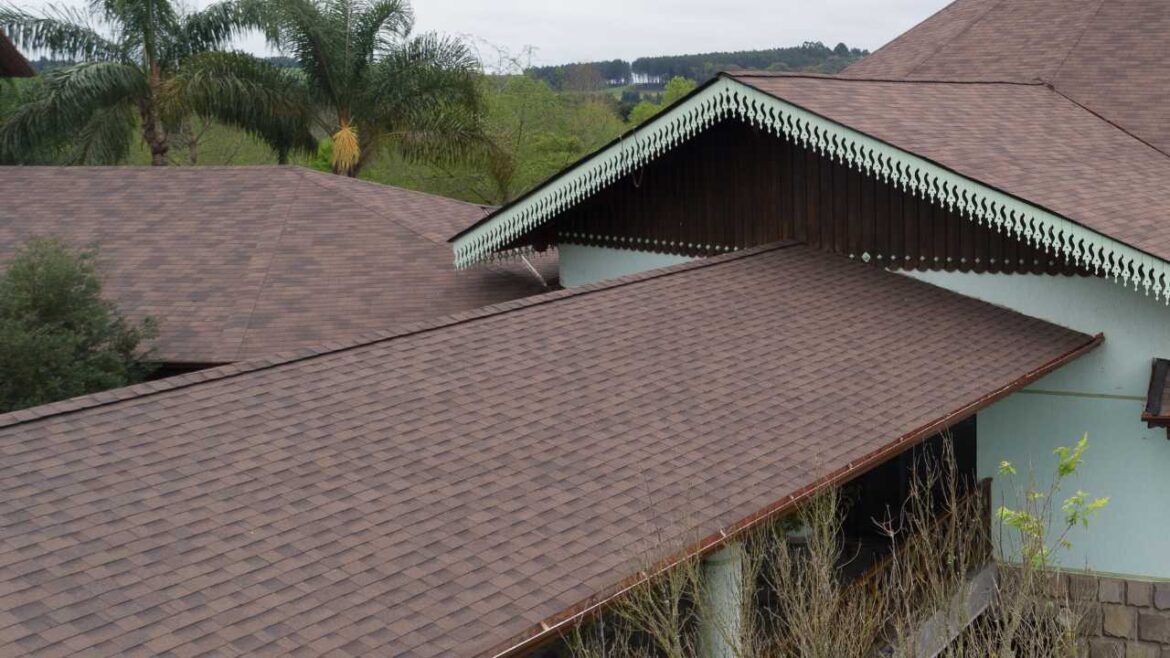 Comparação entre telha shingle 3 abas e laminada destacando diferenças visuais no telhado