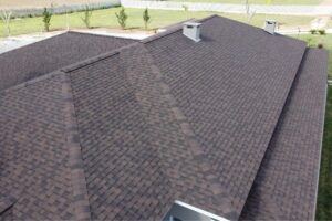 Detalhe de água furtada em telhado Shingle com solução de escoamento de água