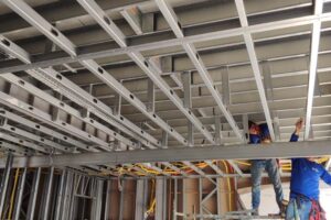 Perfis metálicos galvanizados utilizados na estrutura de forro suspenso drywall em construção a seco