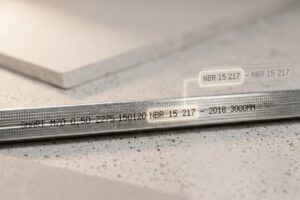 Marcação de fabricante, lote e especificações técnicas em perfil de drywall normatizado
