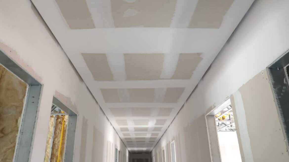 Instalação de forro suspenso em drywall seguindo norma NBR 15758 em obra de construção a seco