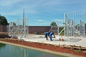 Estrutura em steel frame aplicada em ambiente residencial saudável, com construção a seco, iluminação natural e materiais que ajudam a reduzir umidade e mofo.