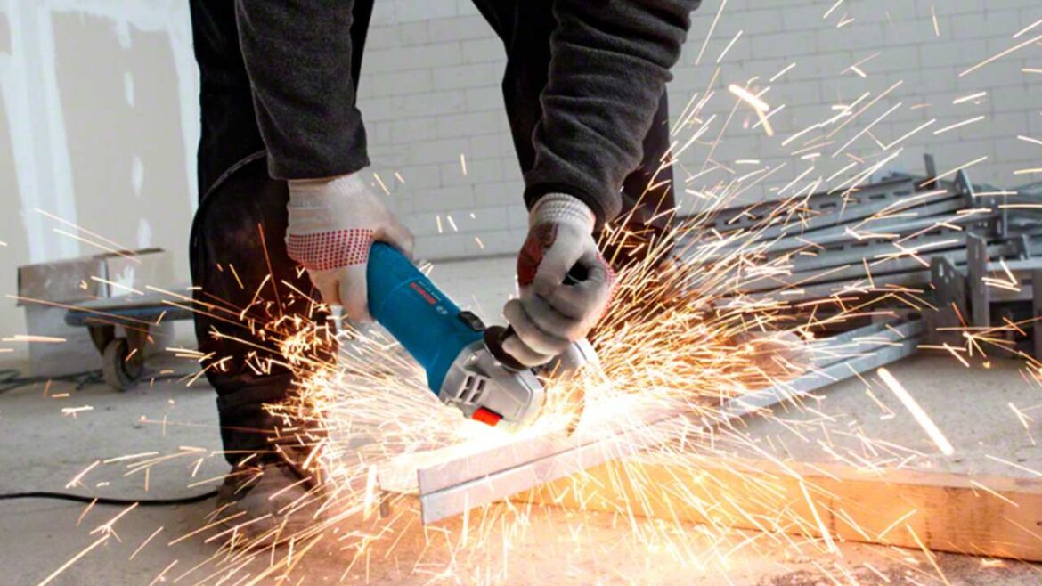 Ferramentas de construção de alta performance em canteiro de obras moderno com sistemas industrializados
