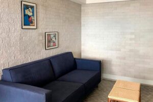 Revestimento Slim Rockface inspirado em tijolinho aparente com acabamento rústico para paredes internas