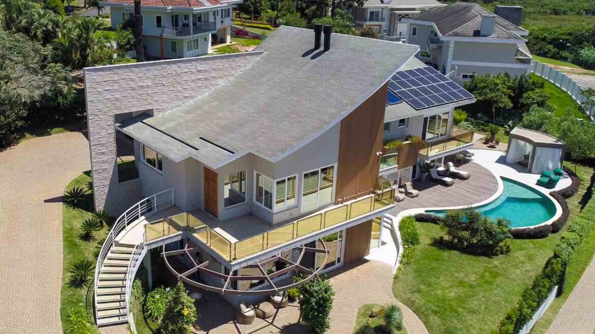 Residência moderna com telhado curvo revestido com telhas Shingle