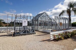 Estrutura de Steel Framing em fase de montagem dentro da SmartLand