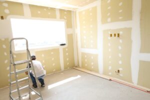 Profissionais instalando drywall em ambiente organizado