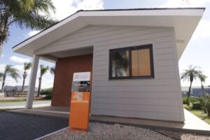 Interior da casa das soluções com esquadrias de PVC e acabamentos aplicados