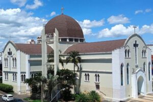 Estrutura em formato de cúpula com cobertura Shingle