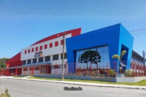 Fachada em Steel Frame evidenciando a liberdade arquitetônica e a variedade de acabamentos disponíveis.