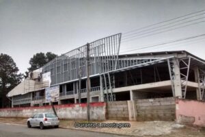 Estrutura de fachada em Light Steel Frame durante a montagem, demonstrando a flexibilidade arquitetônica do sistema construtivo.