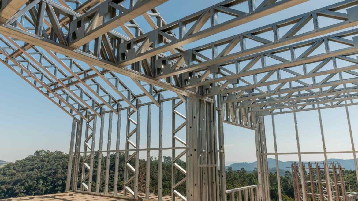 Perfis de aço galvanizado utilizados na estrutura de uma obra em Steel Framing durante a construção.