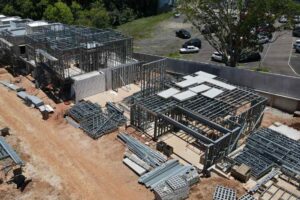 Condomínio de casas em Steel Frame durante a construção das unidades residenciais.