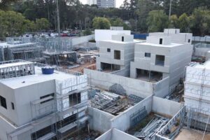 ondomínio residencial em Steel Frame com diversas casas em diferentes etapas da construção.