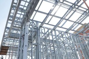 Estrutura residencial em Steel Framing composta por perfis de aço galvanizado.