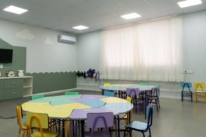 Forro modular com painéis de LED embutidos em ambiente corporativo, destacando a integração entre iluminação e construção a seco.