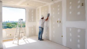 Parede de drywall com acabamento liso em ambiente residencial moderno