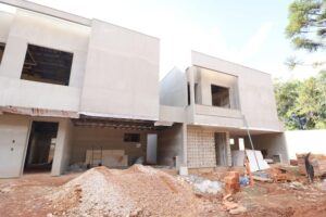 Obra residencial em Steel Frame durante a montagem da estrutura de aço galvanizado