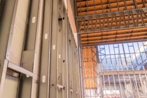 Construção residencial em Steel Framing com estrutura de perfis de aço galvanizado aparente.